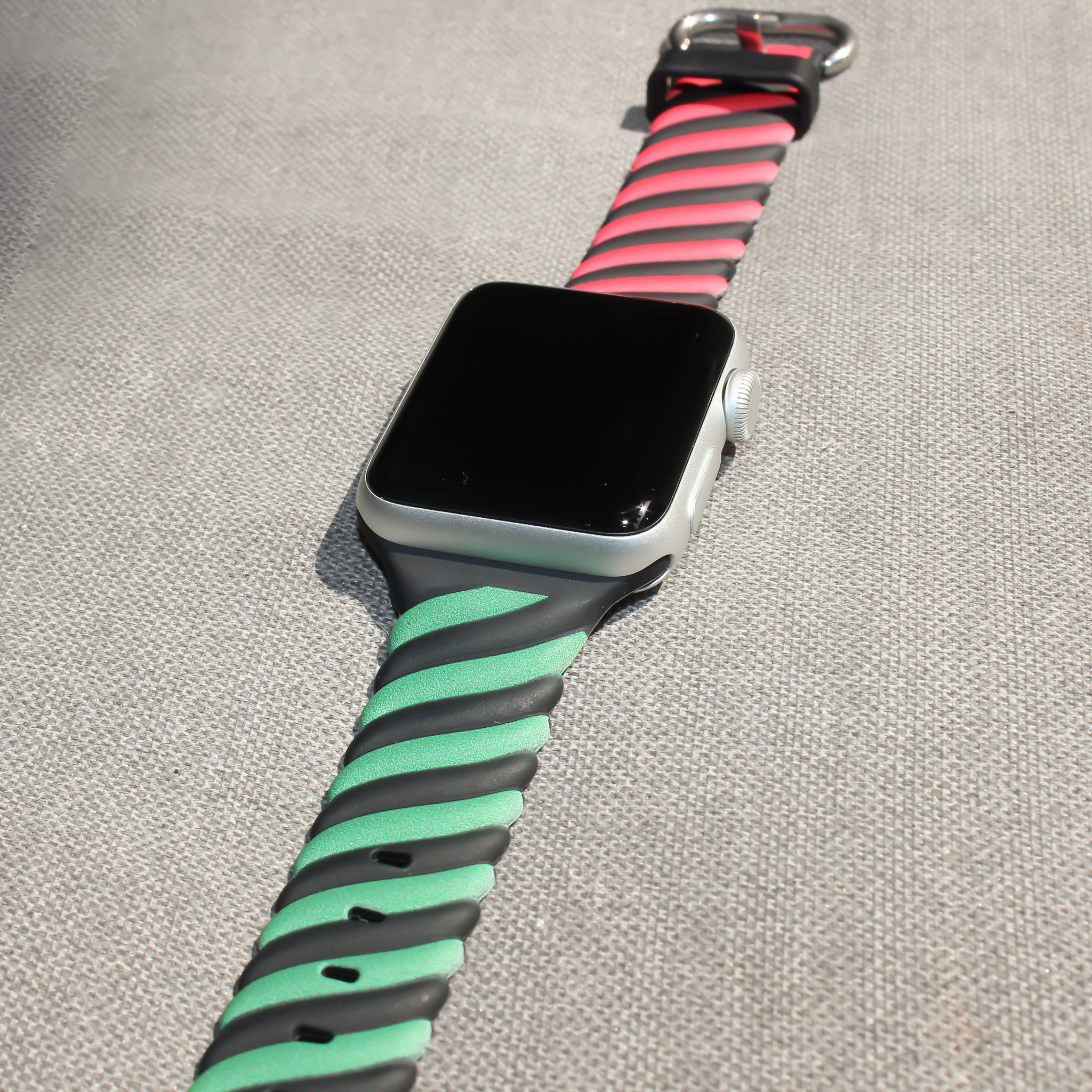 Correa deportiva remolino para el Apple Watch - negro rojo verde